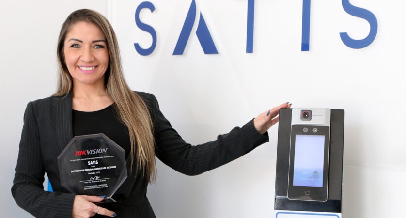 Nathalie Watanabe, sócia-proprietária da Satis Distribuidora, com o certificado oficial de Distribuidor Hikvision Autorizado